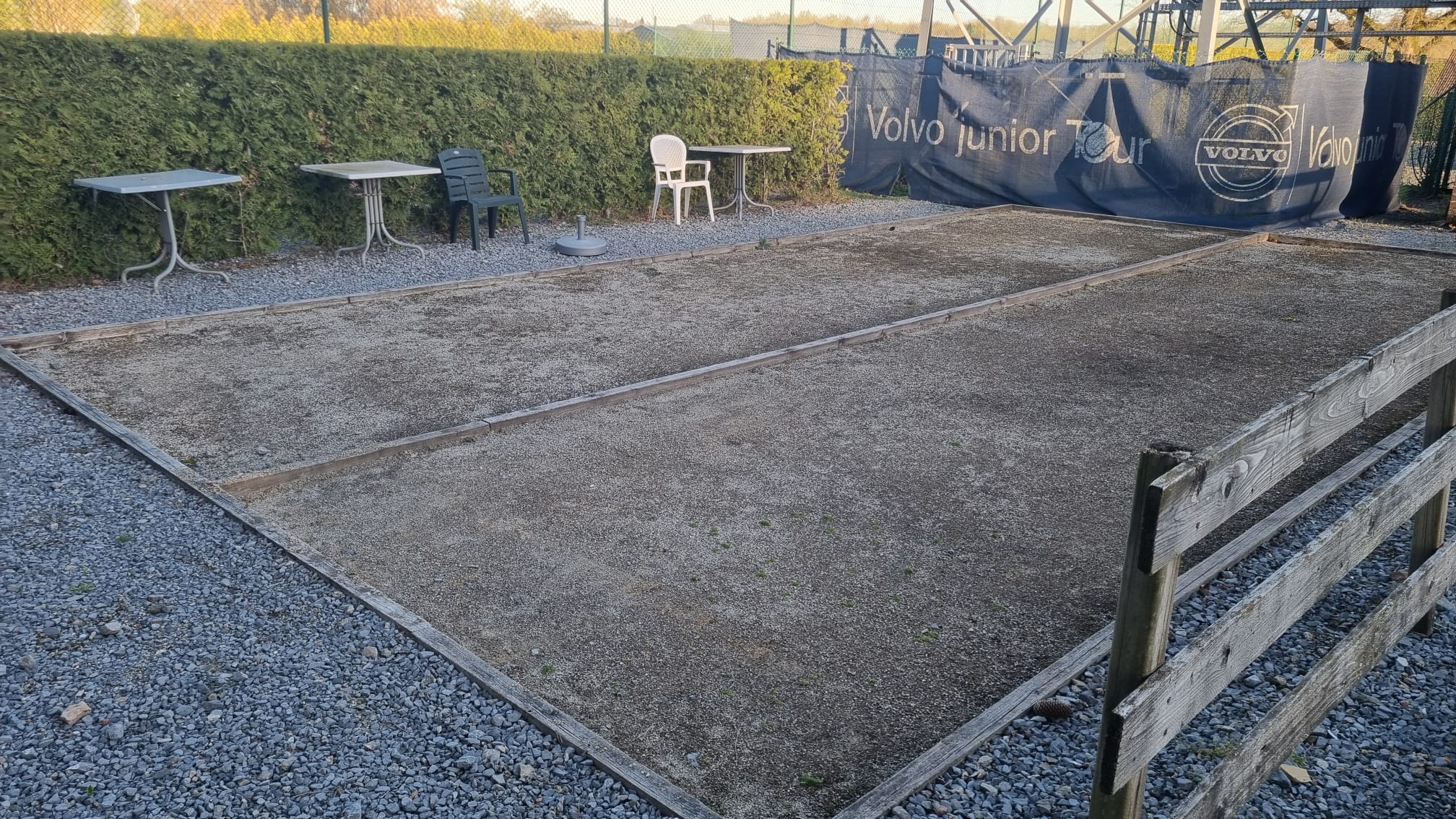 Terrain de pétanque et cadre verdoyant