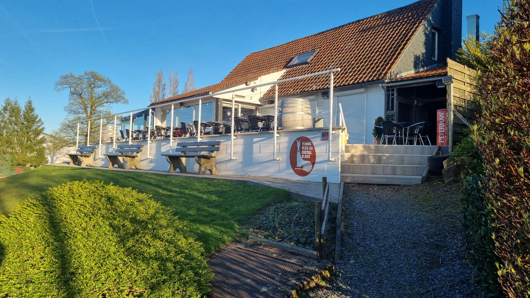 Vue panoramique des terrains en terre battue