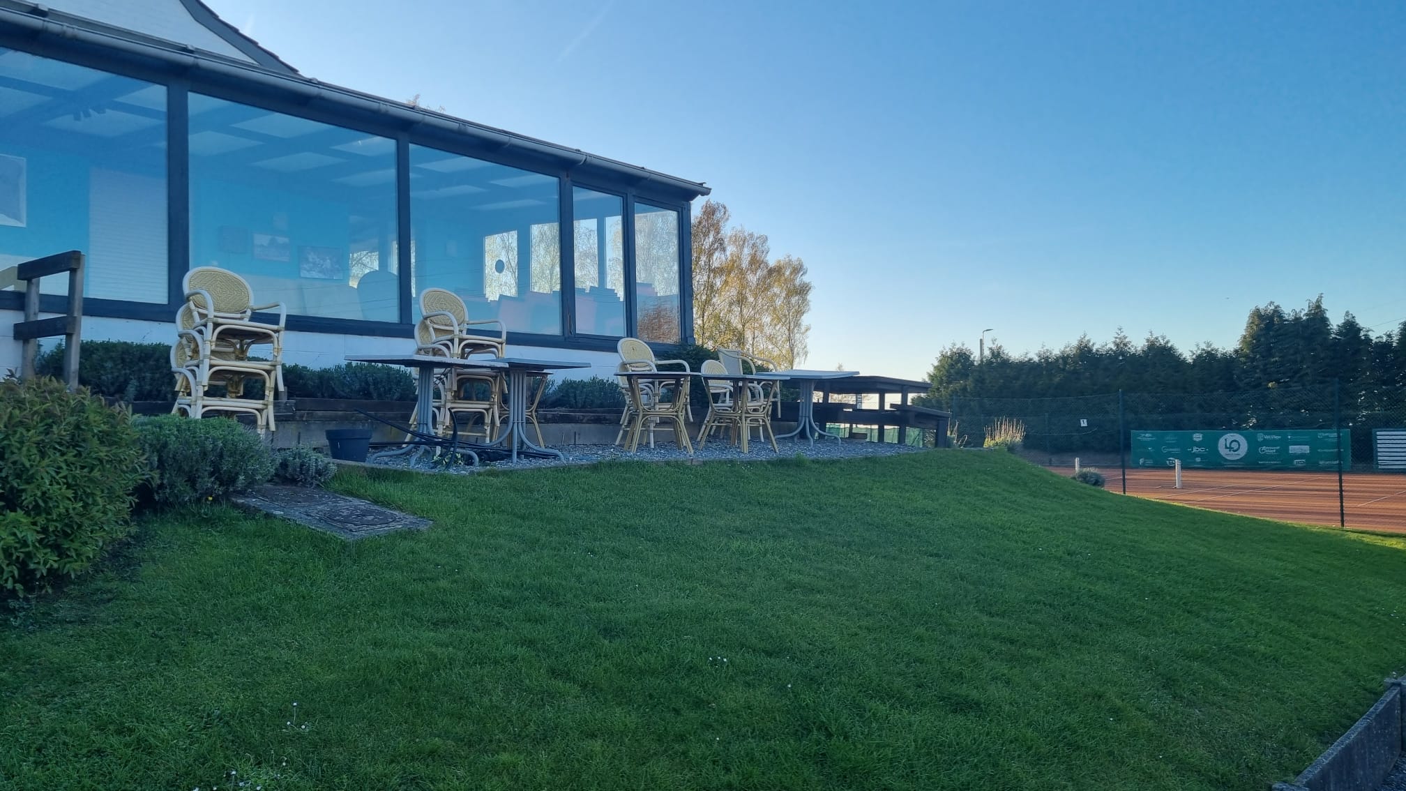 Club-house vue depuis les terrains